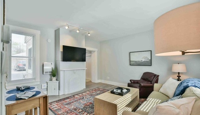 3 blocks from Spookynook & on the historical reg. in Hamilton
