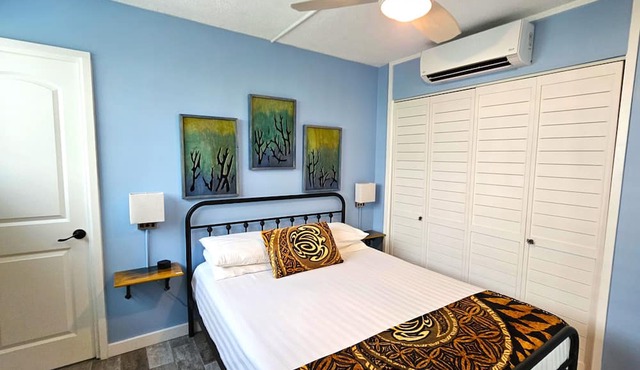 Scandia 203 - Sleeps 6, Full Kitchen, Free Parking, and 1 Block to the Beach in Honolulu