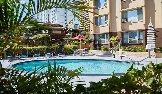 Relax and Unwind! 4 Beautiful Units, Pet-Friendly Property, Onsite Pool in Honolulu