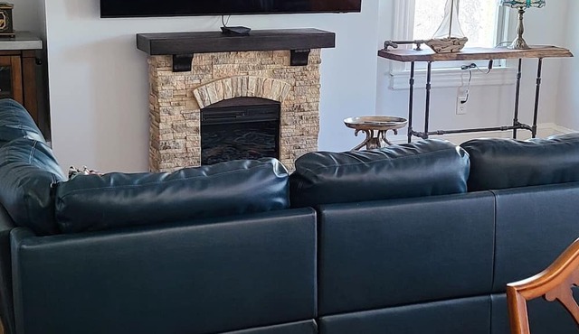Historic home in downtown Milton w/hot tub. Quick drive to the Delaware beaches! in Milton