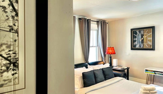 Western Ave Beauty, Free Private Park, Walk to PNC & Acrisure, Perfect Location in Pittsburgh