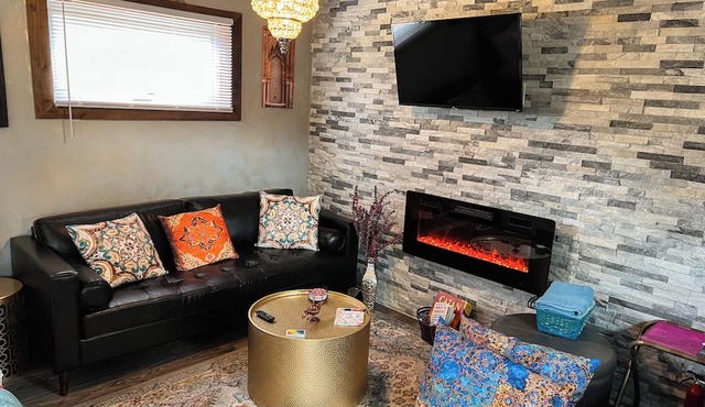 Aladdin Inspired Fairytale Cabin Hot Tub 3 miles from Hocking Hills State Park in Creola
