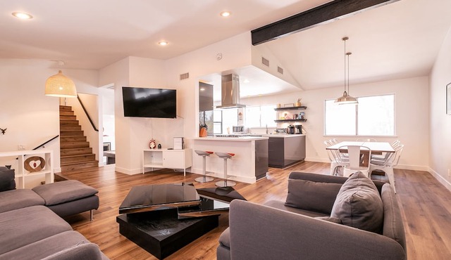 Bright! Contemporary Modern 4BR, Lg Backyard w/Pool & Mini Putting Green! in Las Vegas
