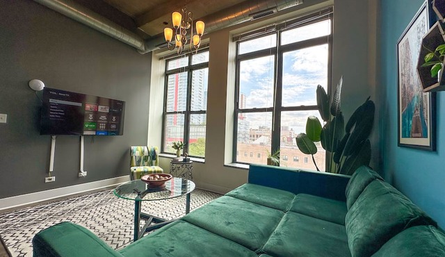 McCormick Place city view 2br/2ba with optional parking for up to 8 guests in Chicago