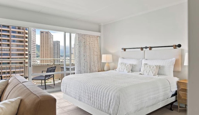 Delightful City View 1 BDRM Condo, Queen Bed w/Kitchen & AC at the Ilikai