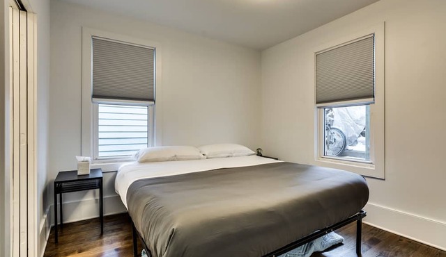 Old Town Chicago at it's finest! Pet Friendly & Recently Renovated Top-Floor Condo Has Everything You Need for a Perfect Windy City Getaway by AllSet Turnover in Chicago
