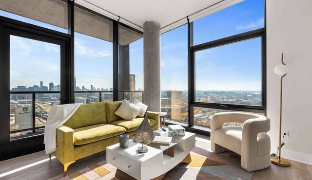City Views + Walk to Dining, Ideal for All in Chicago
