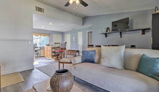 ~ 9 Mi to Universal: Orlando Retreat w/Sun Porch! in Orlando