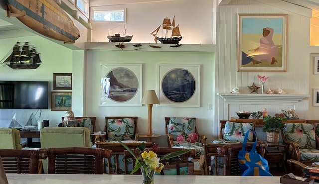 Huge 6 br/6 ba Beachfront, for big groups,A.C. accessible, in relaxed old Hawaii
