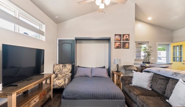 Best Downtown Getaway 4 blocks from main street food bars and shopping in Grand Junction