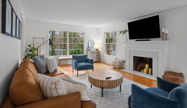 Newly Renovated Lake O Home for the Summer ! Central and Walkable! Swim Passes in Lake Oswego
