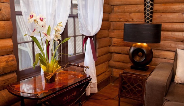 Five bedroom log cabin near Waipi'o Valley