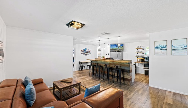 Cozy, Gated, Hot Tub & Sauna, Playroom, Bar, Fenced-in Yard. in Jupiter