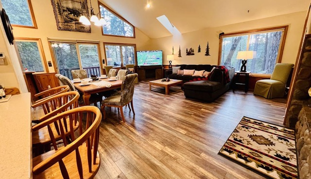 Bear Cabin w Views, AC Pool Table TT BBQ Hike Bike Swim in Arnold