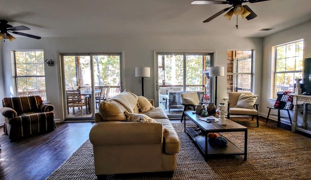 Breathtaking porch just steps from the water. in Eatontonton