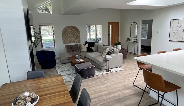 Beautiful 2 Bedroom Home in Santa Monica in Santa Monica