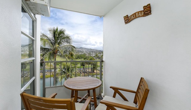 Diamond Head View Renovated Corner Unit, AC, W/D, FREE Wi-Fi & Parking! in Honolulu