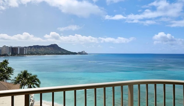 Walking Distance To The Beach! 2 Modish Units, Ocean Front, Pets Allowed, Pool!