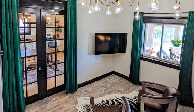 Osoyoos Lakeview Villa: Pool, Game Room, Pizza Oven, Huge Yard Sunroom! (5BD. in Oroville