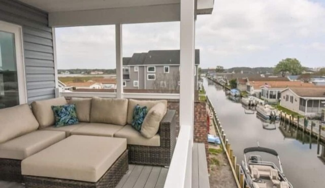Seas The Day says it all. 4 BR house on the canal! in Selbyville