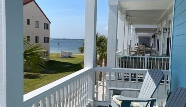 “Tequila Sunrise” Luxury Home, Elevator, Pool, Free Golf Cart in Navarre