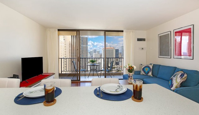 Ocean Views from private lanai, High Floor, AC, W/D, FREE Wi-Fi and Parking! in Honolulu