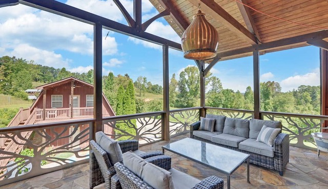 Amazing Farmhouse,18 acres, pool, 7 king bds, near Helen, WEDDINGS & EVENTS in Cleveland