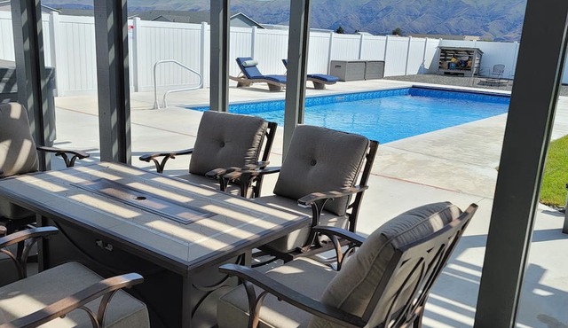 Private Pool, Hot tub & large yard just waiting for you to enjoy. in Mattawa
