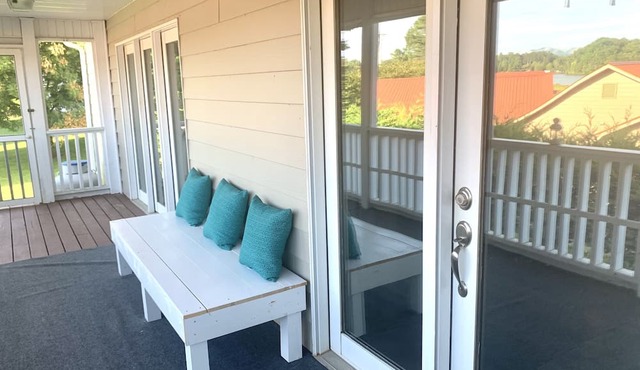 Waterview Retreat - In town convenience with beautiful Lake & Mountain Views in Hiawassee