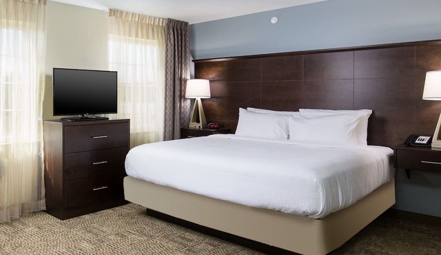 Free Breakfast Buffet & Pool Access. Near University of Colorado Hospital. in Denver