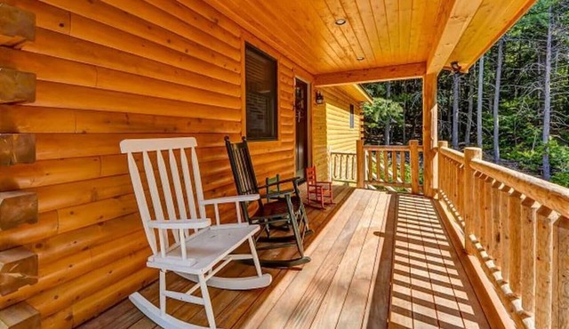 Gorgeous 4BR Log Home Near Storyland & N. Conway. AC, Large Deck, Dog friendly in Bartlett