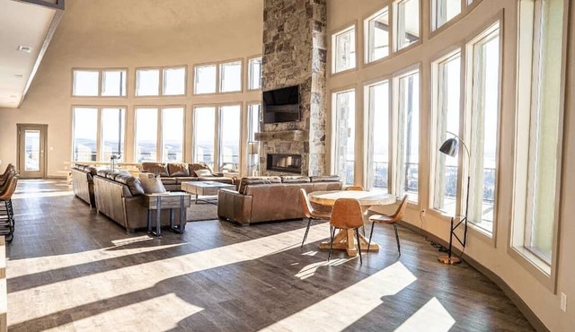 2 Dome Cabins-1 hr to Yellowstone-Hot tub+Theater+Gaming Room+Pool Table+Air Hockey+Shuffle Board+Secret Kids Playroom in Ashton