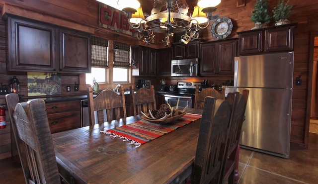 Tailored Decor, Private Hot Tub, Authentic Log Cabin, Grill, Near Big Cedar&Thunder Ridge in Ridgedale