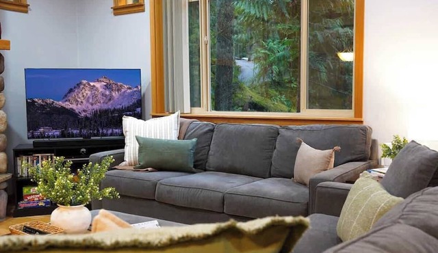 Snowline Chalet | Hot Tub, Pool & Foosball in Glacier