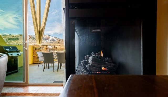 Bright and Airy Mountain Townhome. Walk to Shops, Dining, Trails + Hot Tub in Park City