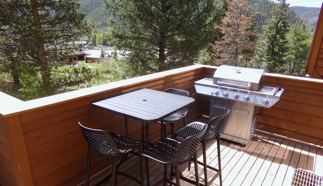 All engineered flooring Updated Townhome close to everything Sleeps 6! in Keystone