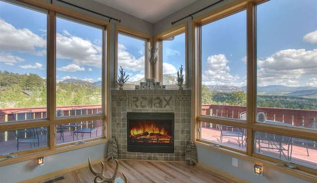 The View House- With 360 Views and Close to RMNP Entrance! in Estes Park
