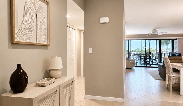 AJ's Bayside Treasure - Outstanding Waterfront Views & Private Beach Access! in Sarasota