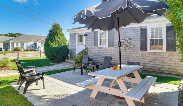 Steps to Eats & Craigville Beach! Cape Cod Cottage in Centerville