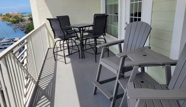 Condo with Breathtaking Views on Water Park & 4 Free Passes, 4min Walk to Beach in Indian Rocks Beach