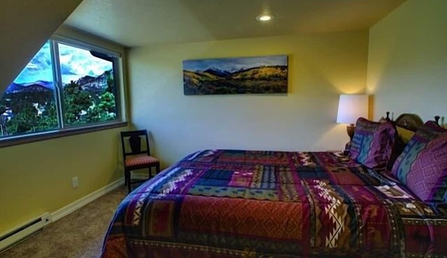 Huge Views, 15 Acre Private Estate, Wildlife, Multi-Family Cottage Near RMNP in Estes Park