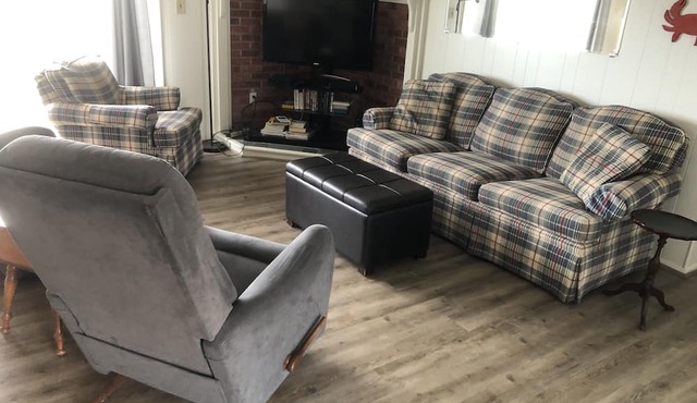 Summer getaway. Right on the water. 3 bedrooms pets permitted. in Milton