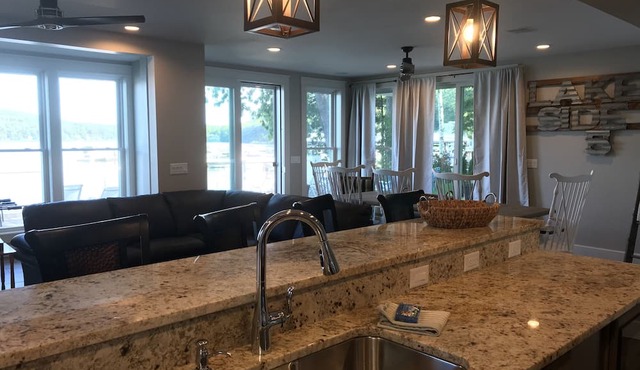 Luxury Villa- Waterfront on Lake Winnipesaukee w/Boat Dock- Meredith Bay in Meredith