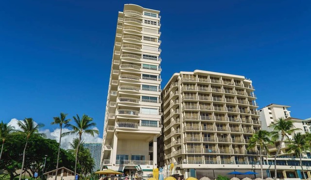 30 seconds to The Ocean! Waikiki Shore, 1 Bedroom with 1 Parking (WS08) in Honolulu