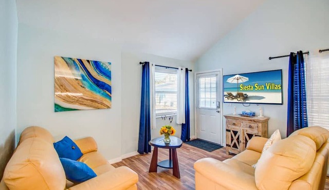 Near beach. Daily rentals. Villa 1, Pool. King bed in Sarasota