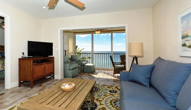 Siesta Key - Gulf-Front Retreat - 2 BR – Free Boat Docks - Upscale in Sarasota