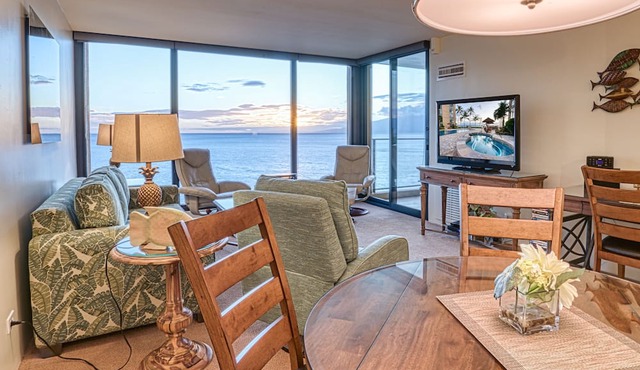 100% Oceanfront & Unobstructed View -The Mahana 8th floor, 1BR/2BATHROOMS!