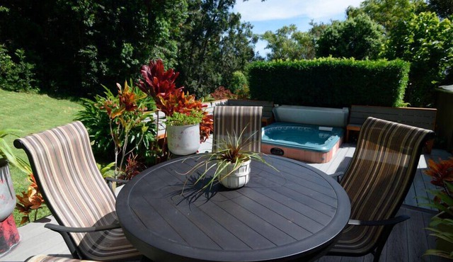 Cottage on a 3 acre estate, spa, fireplace, cozy, park like setting, fruit trees in Paauilo