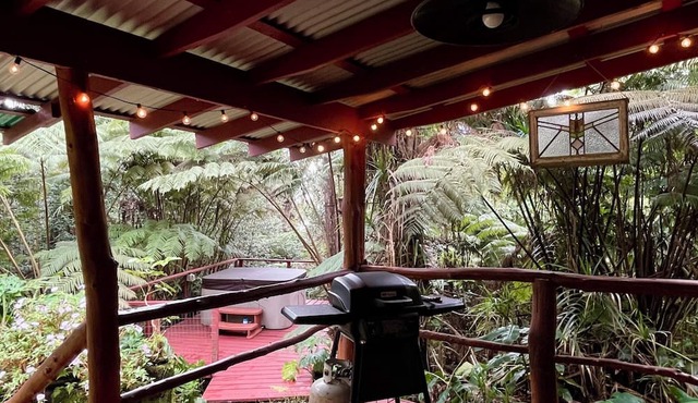 Kaloko mountain cabin above Kona with hot tub and fireplace - rustic adventure!