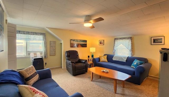 OCEANSIDE Getaway: Affordable 3 Bedroom, Top Floor Apartment with Pickleball Fun in Long Beach Township
